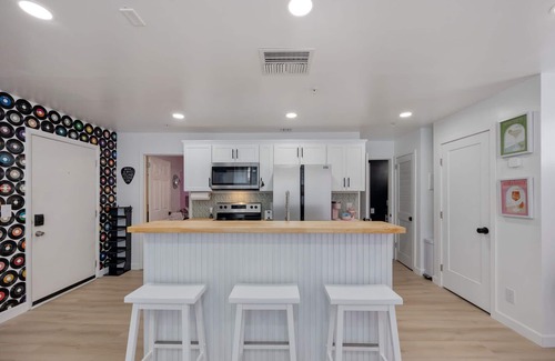 East Bank Apartamento | Poolside Nashville Home –Walk to Broadway-Sleeps 6