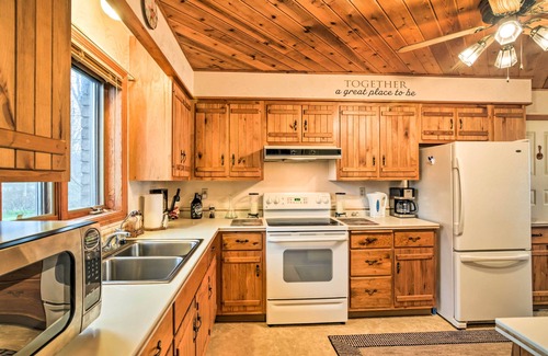 Brocton Casa | Casa frente al mar en el lago Erie w / Backyard & Fire Pit