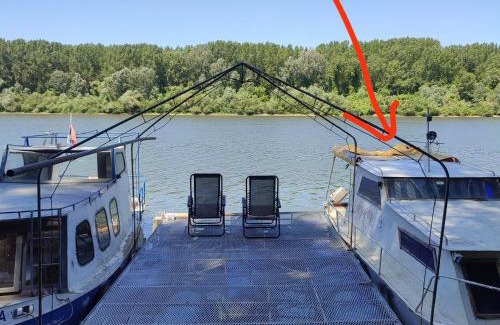 Vojvodina Alquiler De Eote | Brodic Ruza sa pontonom i kamp kucicom