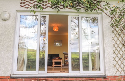 Boncath Cabaña | BROHEDDWCH, pet friendly, country holiday cottage in Boncath