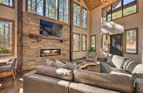 Hochatown Casa | Broken Bow Lazy Dog Lodge with Hot Tub, Pool Table