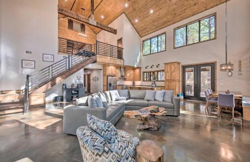 Hochatown Casa | Broken Bow Lazy Dog Lodge with Hot Tub, Pool Table