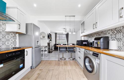 Downham Apartamento | Bromley Serviced Apartments - Beckenham Place Park - London - 2 Bed House - Free Parking - 2 Beds 1 Sofabed