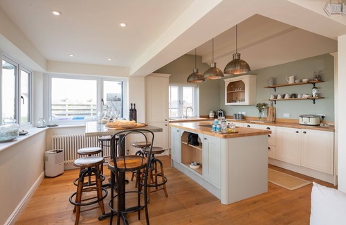 Cemaes Bay Cabaña | Bron Wendon: Three bedroom pet-friendly cottage with sea views