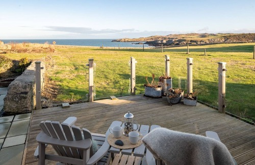 Cemaes Bay Cabaña | Bron Wendon: Three bedroom pet-friendly cottage with sea views