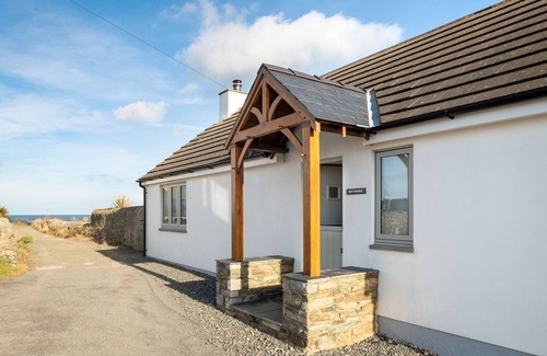 Cemaes Bay Cabaña | Bron Wendon: Three bedroom pet-friendly cottage with sea views
