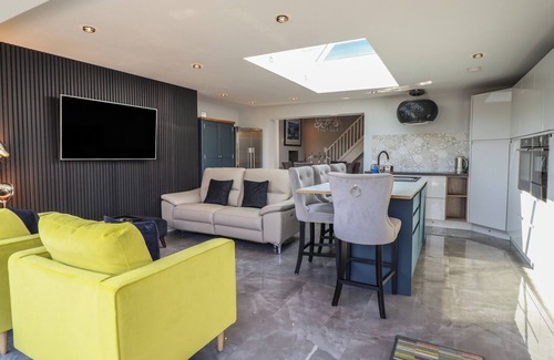 Cemaes Bay Cabaña | BRONALLT, pet friendly, country holiday cottage in Cemaes Bay