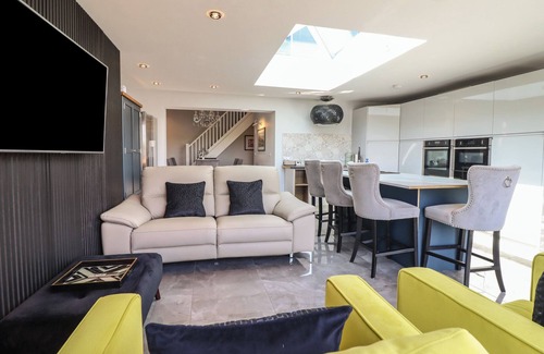 Cemaes Bay Cabaña | BRONALLT, pet friendly, country holiday cottage in Cemaes Bay