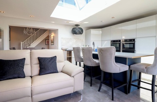 Cemaes Bay Cabaña | BRONALLT, pet friendly, country holiday cottage in Cemaes Bay