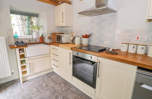 Manod Cabaña | BRONDDERWEN, pet friendly, with open fire in Blaenau Ffestiniog