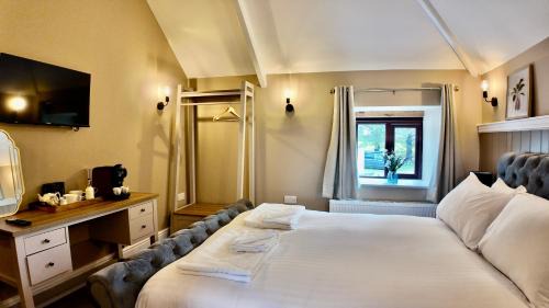 Fivelanes Hotel | Bronn Ewhella - Rising Sun Inn
