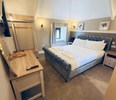Fivelanes Hotel | Bronn Ewhella - Rising Sun Inn