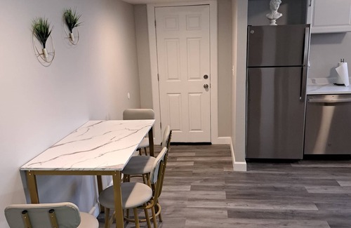 Grand Boulevard Apartamento | Bronzeville Beauty - 2 bed/1 bath, small-pet friendly, centrally-located unit