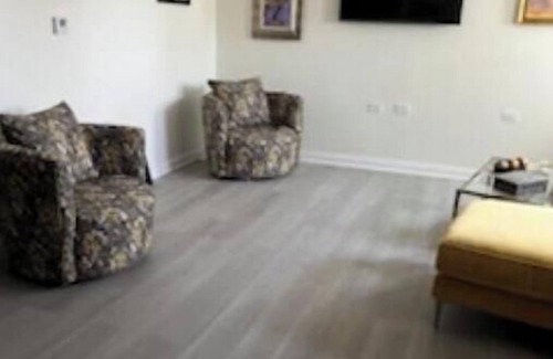 Bronzeville Apartamento | Bronzeville Garden Unit with beautiful side yard