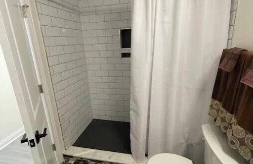 Bronzeville Apartamento | Bronzeville Garden Unit with beautiful side yard