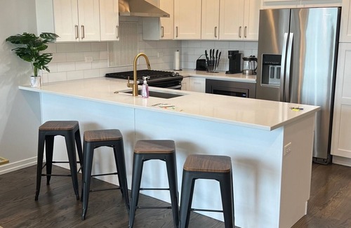 Grand Boulevard Condominio | Bronzeville Haven: 2BR/2BA Oasis, 10 Mins to Downtown