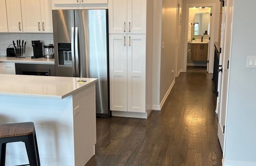 Grand Boulevard Condominio | Bronzeville Haven: 2BR/2BA Oasis, 10 Mins to Downtown