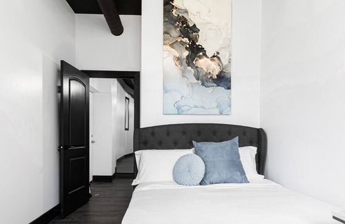 Grand Boulevard Casa | Bronzeville Luxury Black & White Duplex