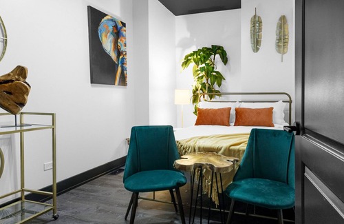 Grand Boulevard Casa | Bronzeville Luxury Black & White Duplex