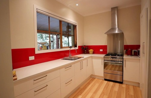 Mount Dandenong Cabina | Brook Cottage: Private rainforest with river