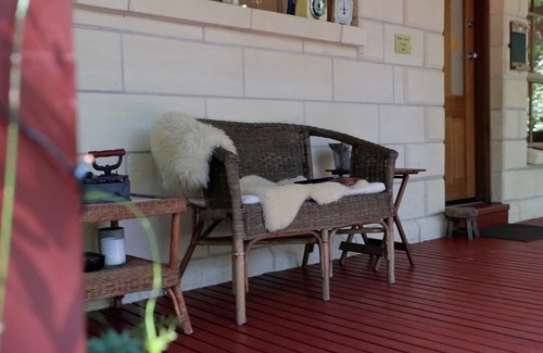 Mount Dandenong Cabina | Brook Cottage: Private rainforest with river