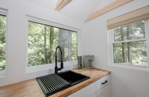 Lincoln Casa | BrookHaus - Modern Cabin Stay at Harvard Brook