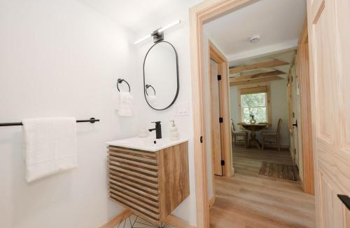 Lincoln Casa | BrookHaus - Modern Cabin Stay at Harvard Brook