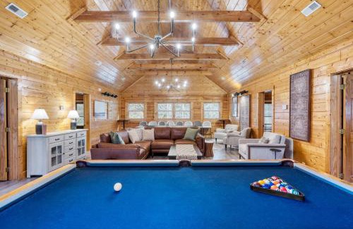 Gatlinburg - Pigeon Forge Casa | Brookshore by AvantStay Relaxing Backyard Creek 10mins from Pigeon Forge
