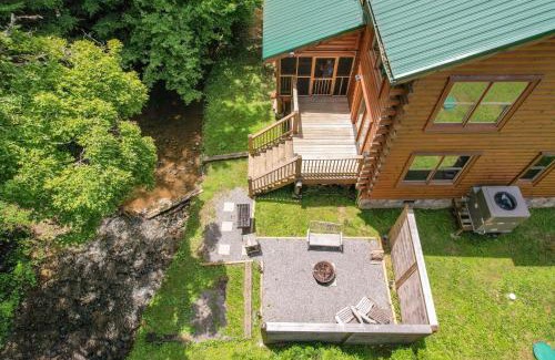 Gatlinburg - Pigeon Forge Casa | Brookshore by AvantStay Relaxing Backyard Creek 10mins from Pigeon Forge