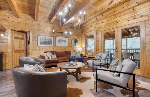 Gatlinburg - Pigeon Forge Casa | Brookshore by AvantStay Relaxing Backyard Creek 10mins from Pigeon Forge