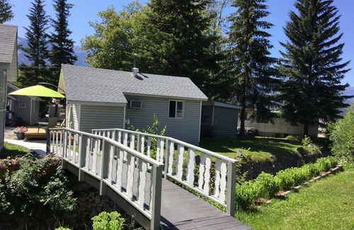 Golden Cabina | Brookside Motel Cabin # 2