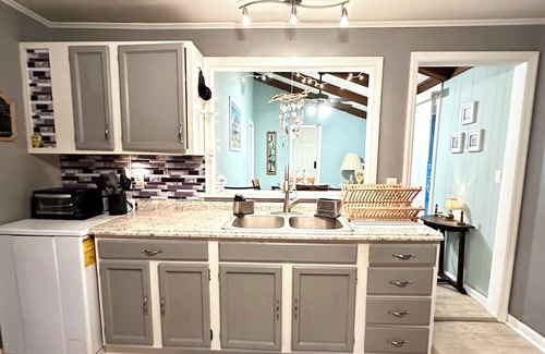 Morehead City Casa | Brown’s Island Getaway- Pet Friendly & Close to beach & town!