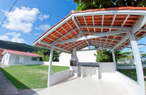 Zimbros Casa | Bruno Klemtz Casa frente Mar Pé na areia Lindo pátio com gramado privativo Ar Split WIFi - 6 x sem juros