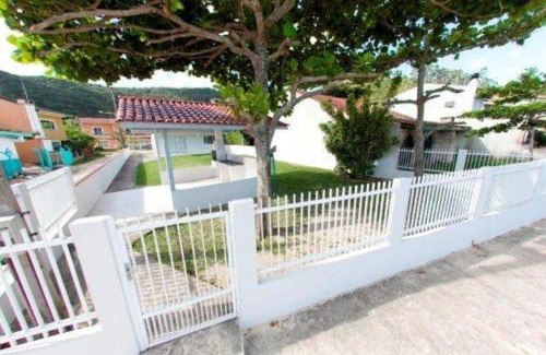 Zimbros Casa | Bruno Klemtz Casa frente Mar Pé na areia Lindo pátio com gramado privativo Ar Split WIFi - 6 x sem juros