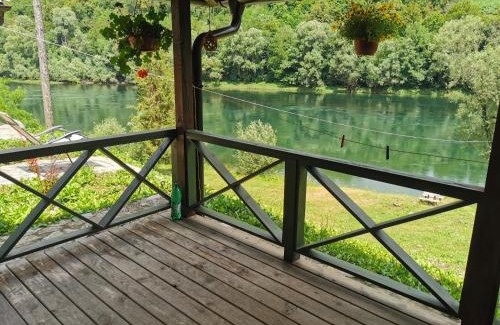 Beserovina Cabina | Brvnara na obali reke Drine