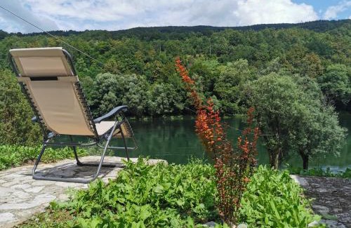 Beserovina Cabina | Brvnara na obali reke Drine