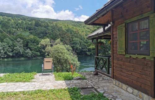 Beserovina Cabina | Brvnara na obali reke Drine