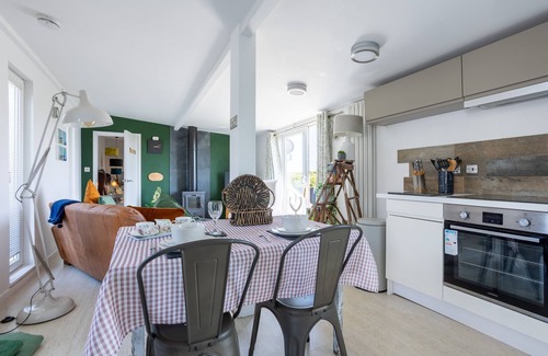 Llanfaelog Cabaña | Bryn Bach - una mascota que tiene capacidad para 2 personas en 1 habitación