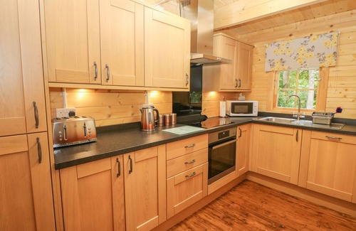 Bangor Cabaña | BRYN DERWEN LODGE, pet friendly, luxury holiday cottage in Bethesda