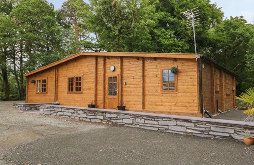 Bangor Cabaña | BRYN DERWEN LODGE, pet friendly, luxury holiday cottage in Bethesda