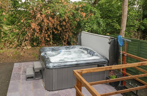 Bangor Cabaña | BRYN DERWEN LODGE, pet friendly, luxury holiday cottage in Bethesda
