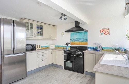 Holyhead Cabaña | BRYN DERWEN, pet friendly, country holiday cottage in Valley