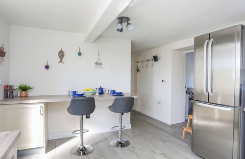 Holyhead Cabaña | BRYN DERWEN, pet friendly, country holiday cottage in Valley