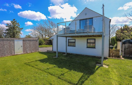Holyhead Cabaña | BRYN DERWEN, pet friendly, country holiday cottage in Valley