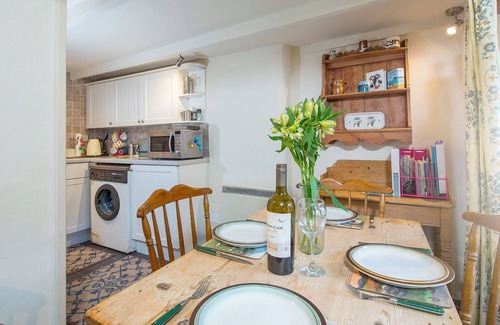 Haverfordwest Cabaña | Bryn Melin, Holiday Cottage Abercastle, Sleeps 3, 2 bedrooms, bathrooms