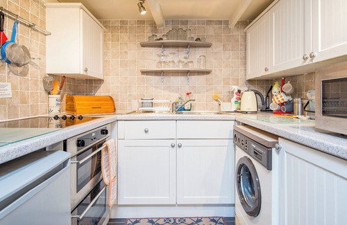 Haverfordwest Cabaña | Bryn Melin, Holiday Cottage Abercastle, Sleeps 3, 2 bedrooms, bathrooms