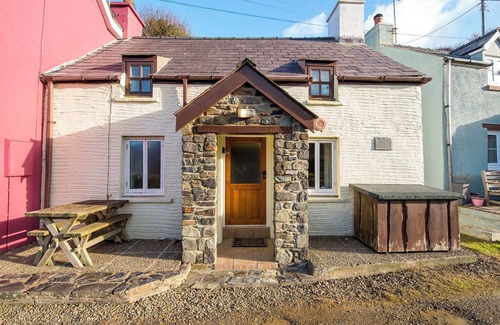 Haverfordwest Cabaña | Bryn Melin, Holiday Cottage Abercastle, Sleeps 3, 2 bedrooms, bathrooms