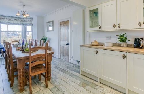 Cemaes Bay Cabaña | Bryn Teg - sleeps 10 guests in 5 bedrooms