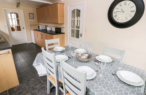 Llangynin Cabaña | BRYNAWEL, pet friendly, with hot tub in Llanboidy