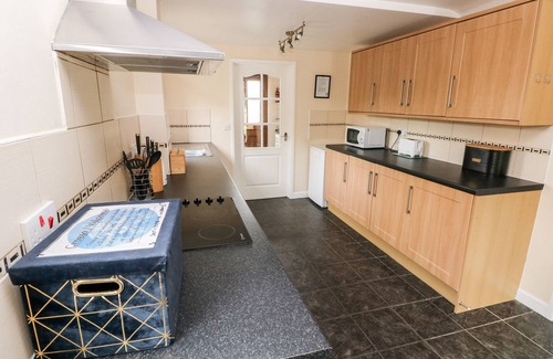 Llangynin Cabaña | BRYNAWEL, pet friendly, with hot tub in Llanboidy